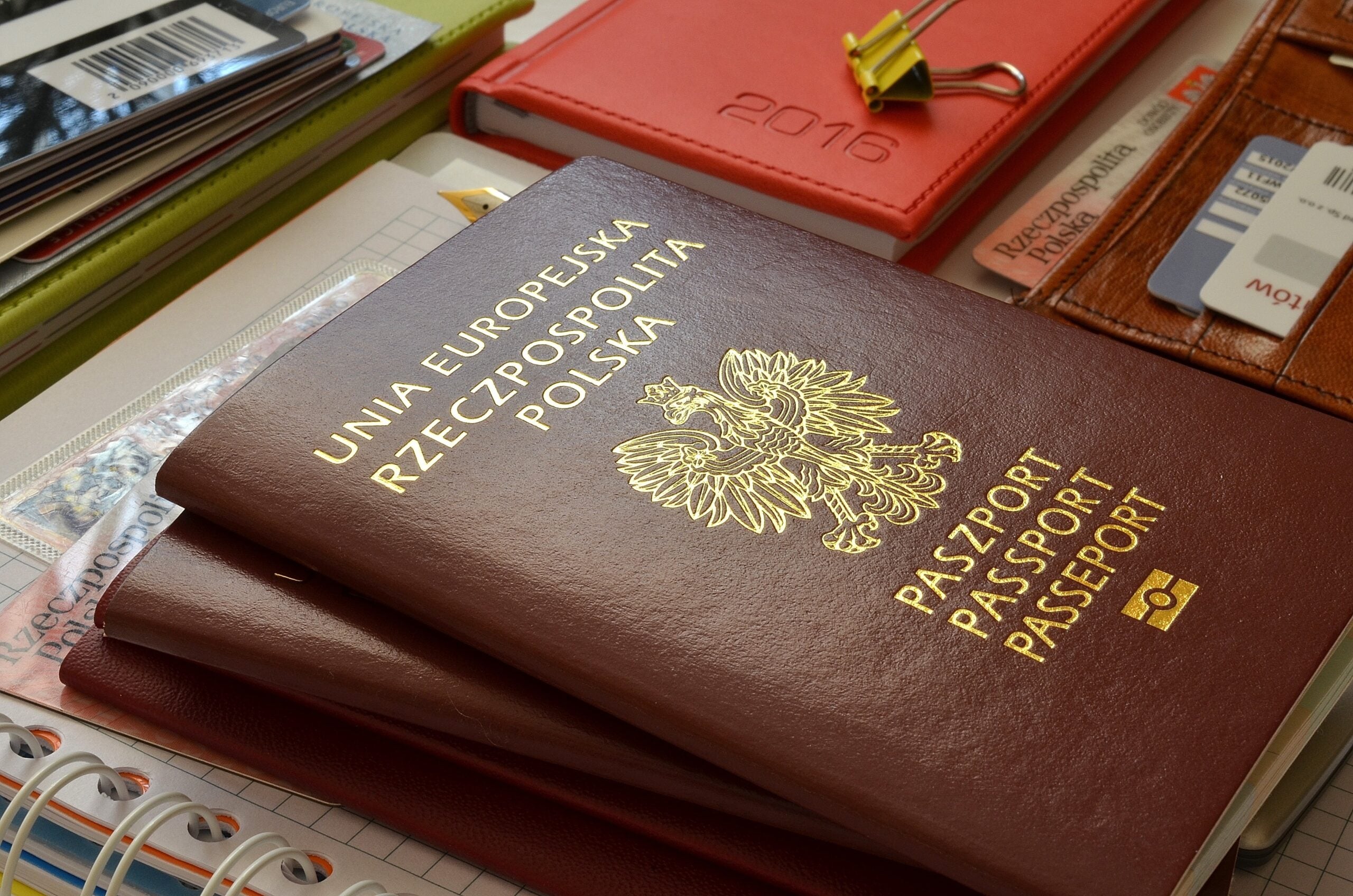 Analiza zgodności z Konstytucją RP zamieszczenia we wzorze paszportu frazy „Bóg, Honor, Ojczyzna”