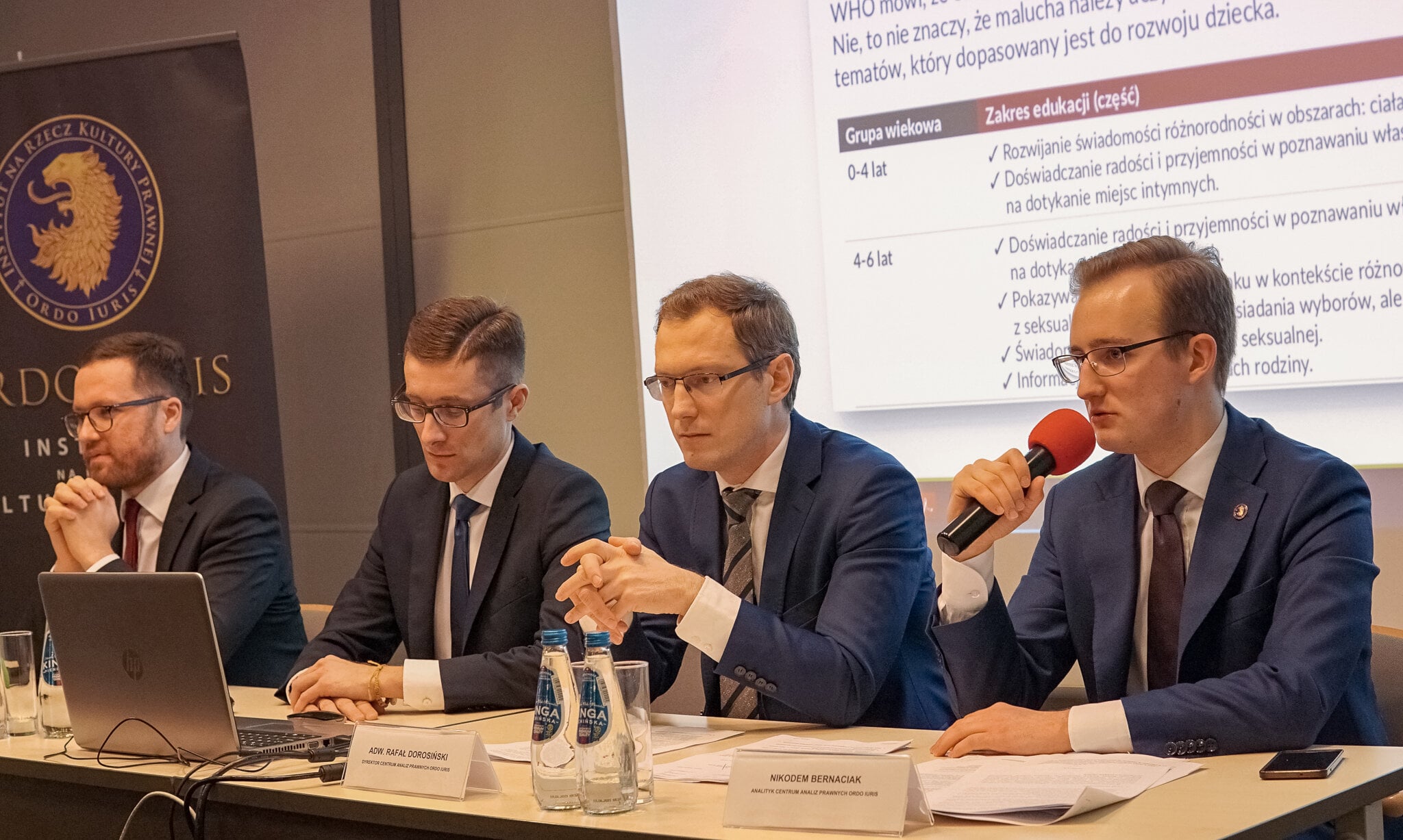 Jak zatrzymać ideologizację polskiej szkoły – mechanizmy przemycania treści antyrodzinnych i antyreligijnych