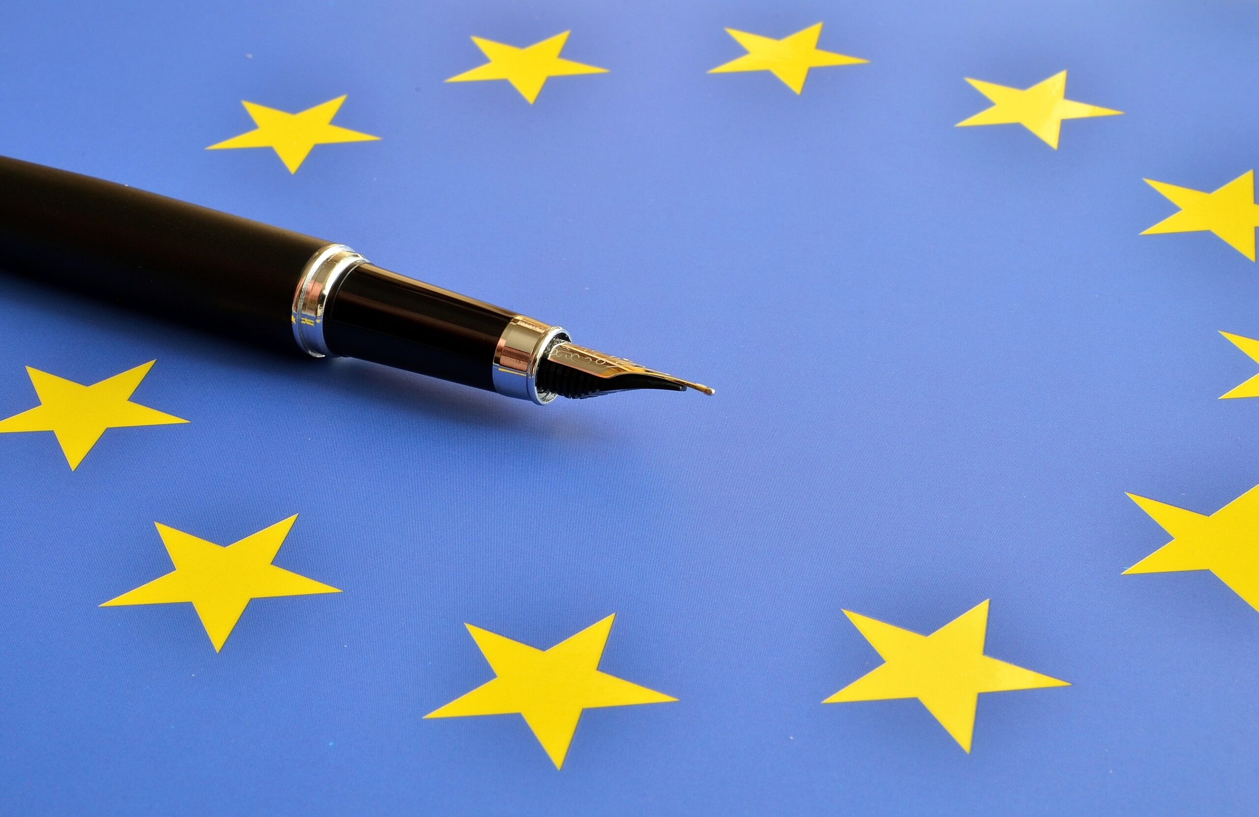 Komisja Europejska wykorzystuje postulat ochrony praw człowieka do forsowania ideologicznych treści 