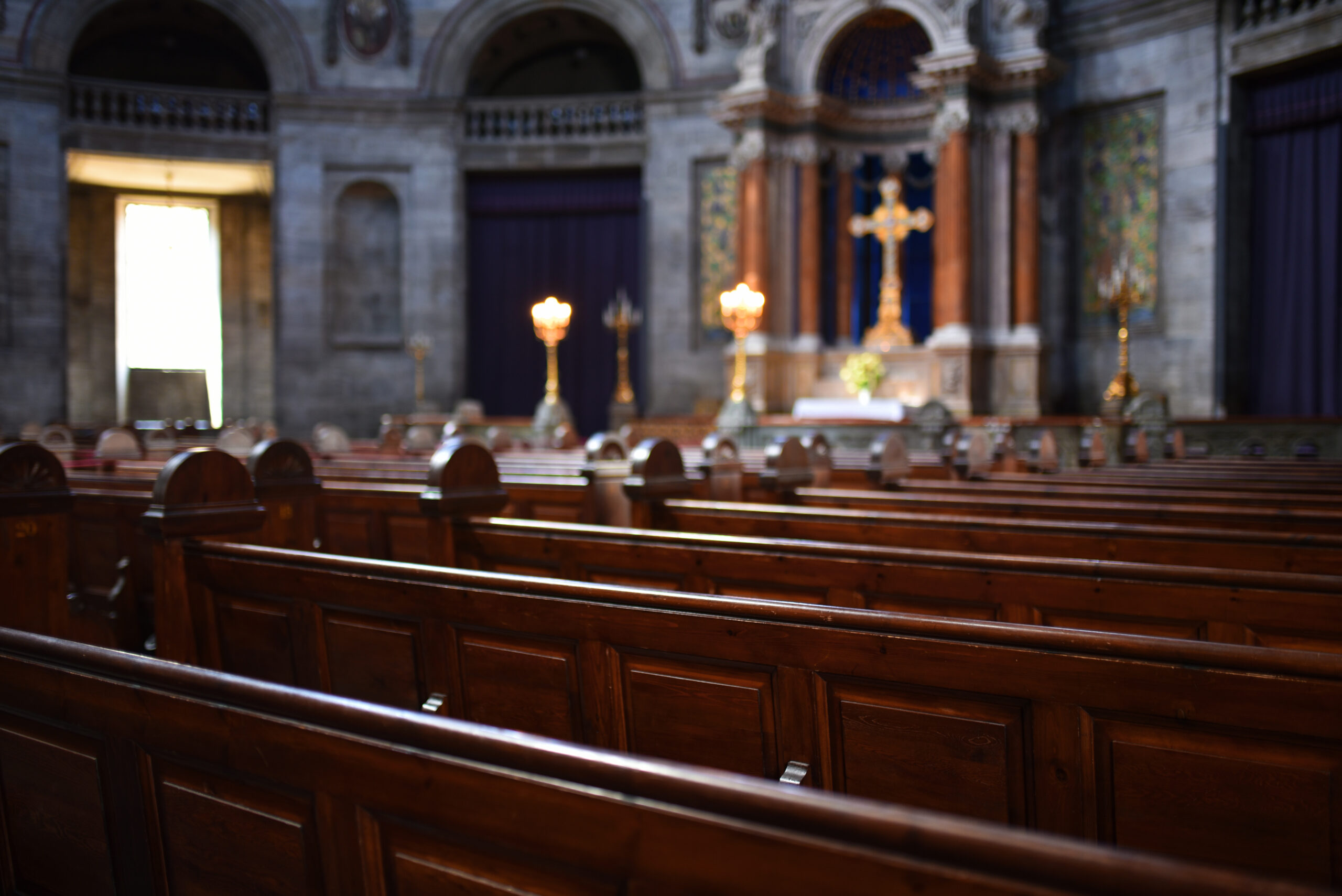 Znoszenie ograniczeń wolności religii priorytetem w świetle Konstytucji – analiza Ordo Iuris