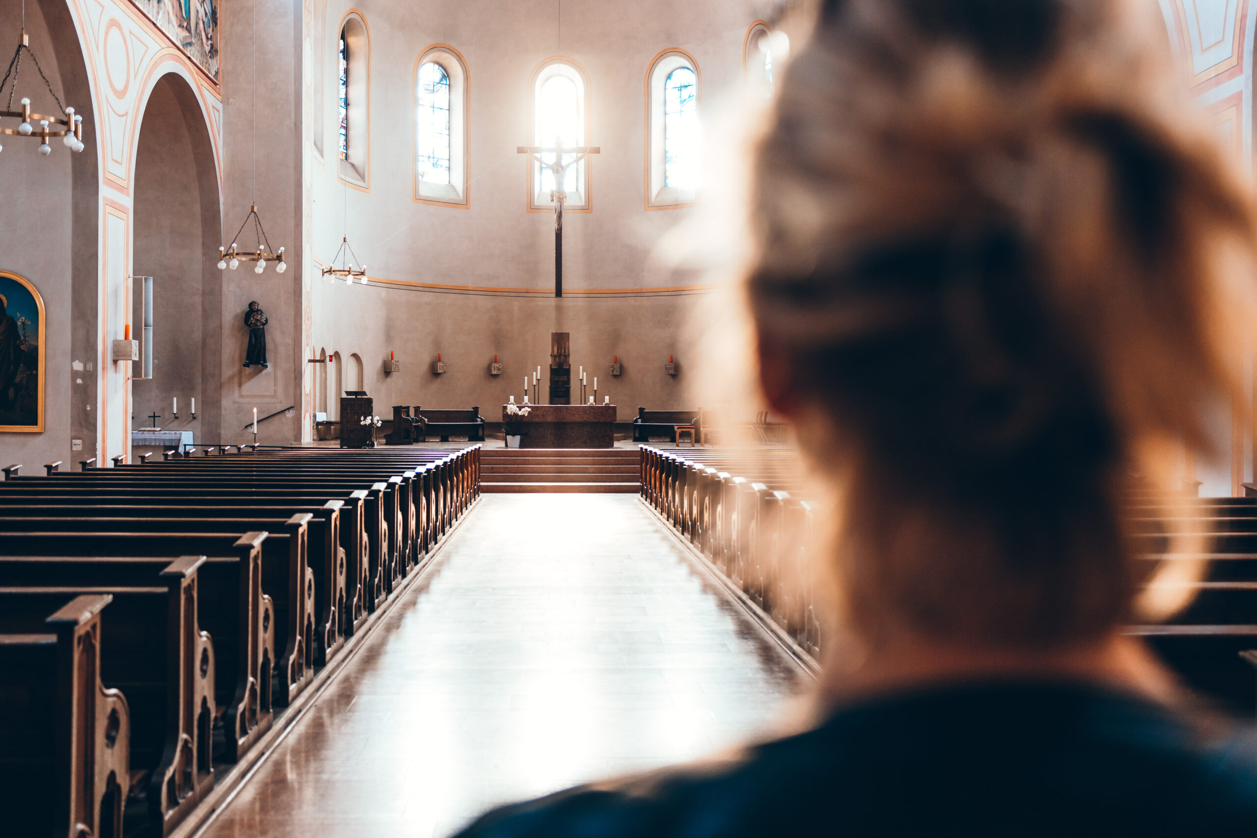 Jak postępować w przypadku ataków na symbole religijne i miejsca sprawowania kultu – poradnik prawny Ordo Iuris