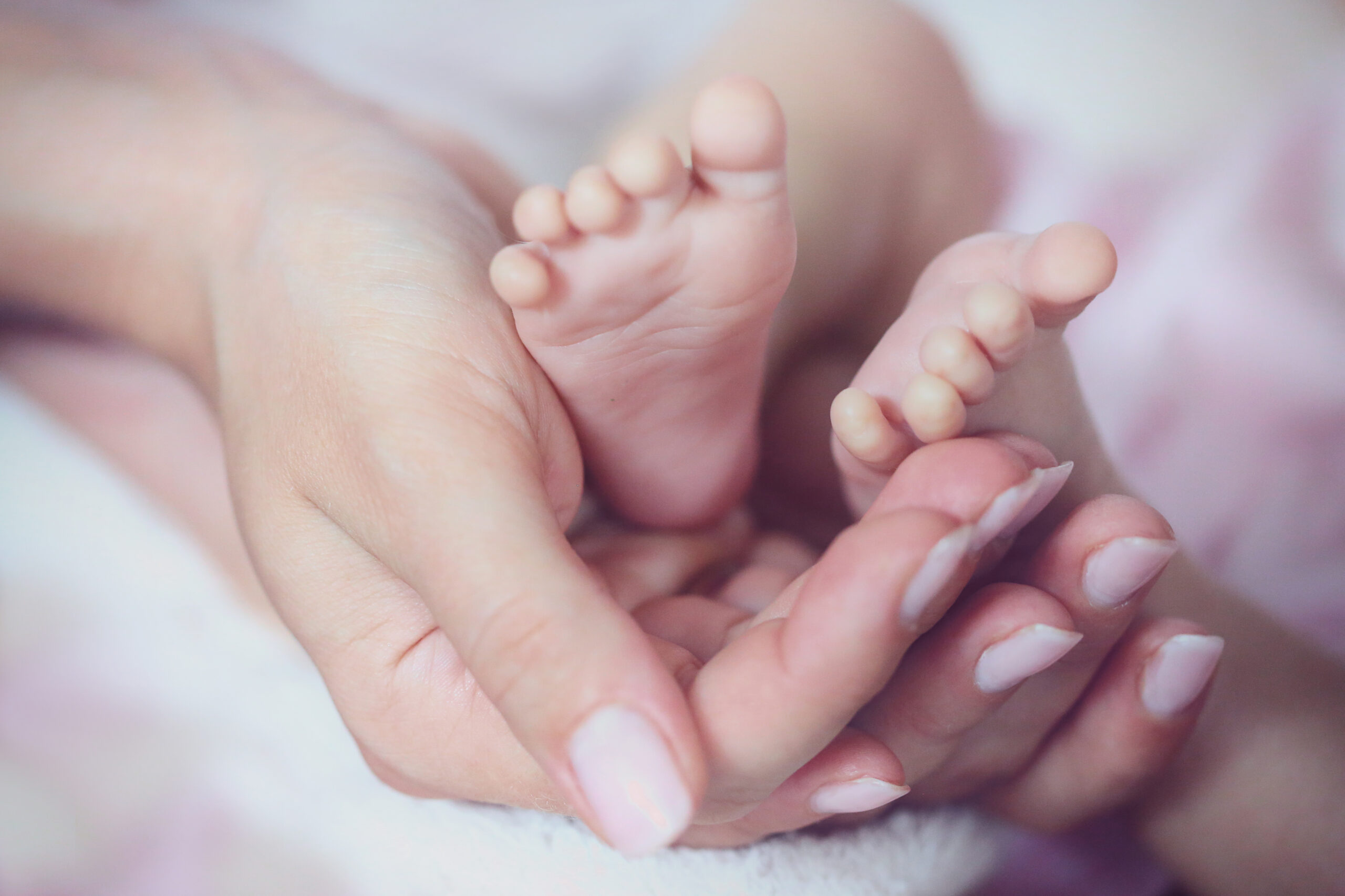 Odmówienie rodzicom możliwości kontaktu z noworodkiem, ogranicza ich prawo do opieki nad dzieckiem