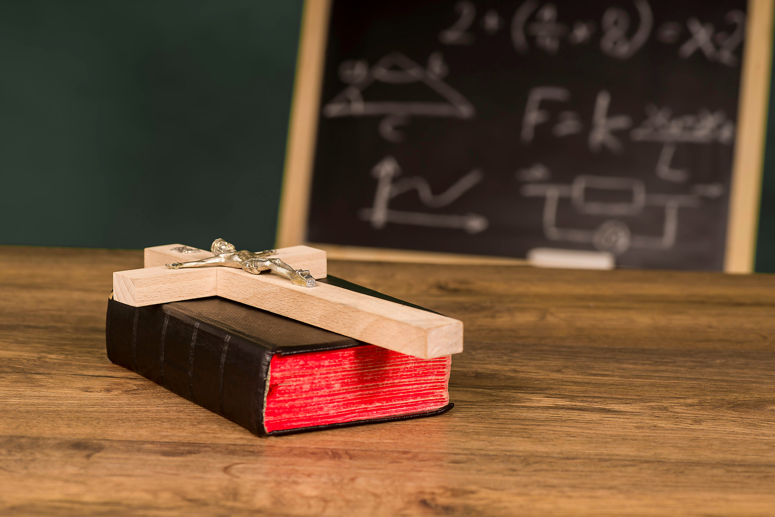 Czy odmowa powieszenia krzyża przez publiczne placówki edukacyjne jest bezprawna?