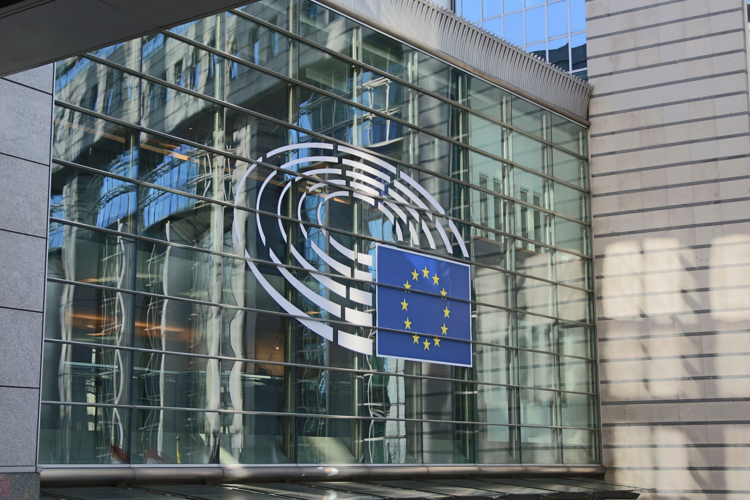 „Mowa nienawiści” może stać się przestępstwem w UE. Ważne głosowanie w Parlamencie Europejskim