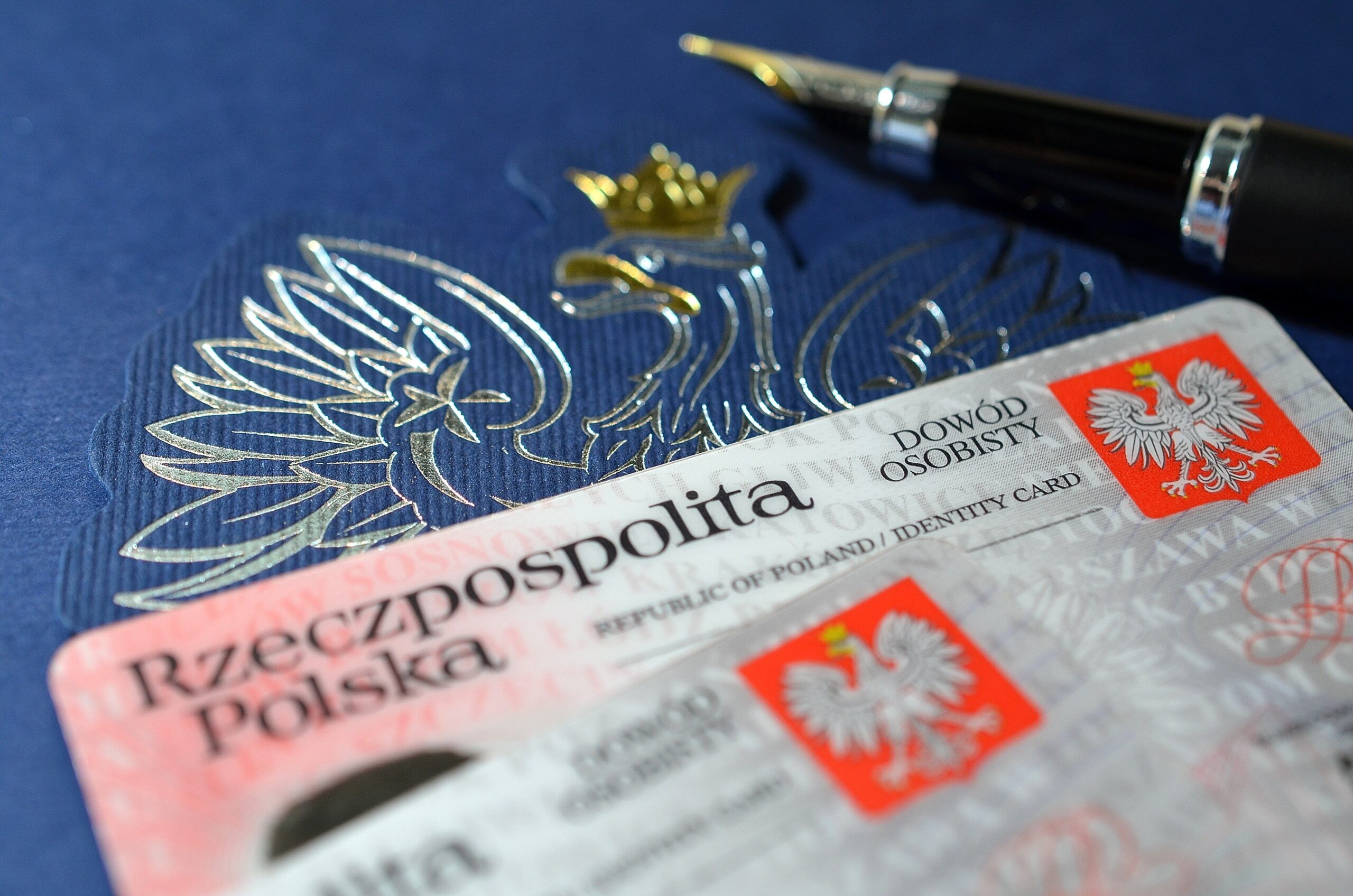 NSA przeciwko aktywistom LGBT: w dowodzie osobistym dziecka nie wolno wpisywać „dwóch matek”