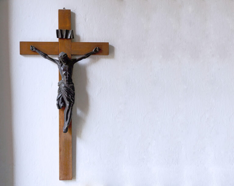 Odpowiedzialność prawna dyrekcji i nauczyciela za wyrzucenie krzyża do kosza – analiza Ordo Iuris