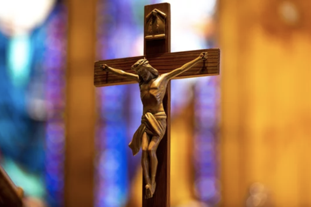 Krzyż w koszu, prawda we mgle