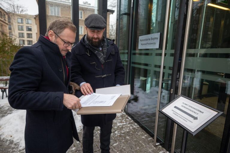 Złożenie w Sejmie pisma wzywającego do dalszego procedowania obywatelskiego projektu ustawy „Stop Narkotykowi Pornografii”