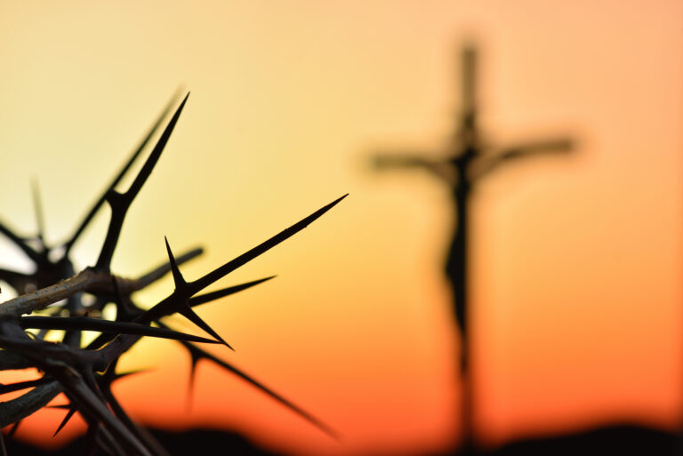 „Chrześcijanie zepchnięci do defensywy”: incydent w Kielnie, rosnąca dyskryminacja religijna w Polsce i niepokojące statystyki