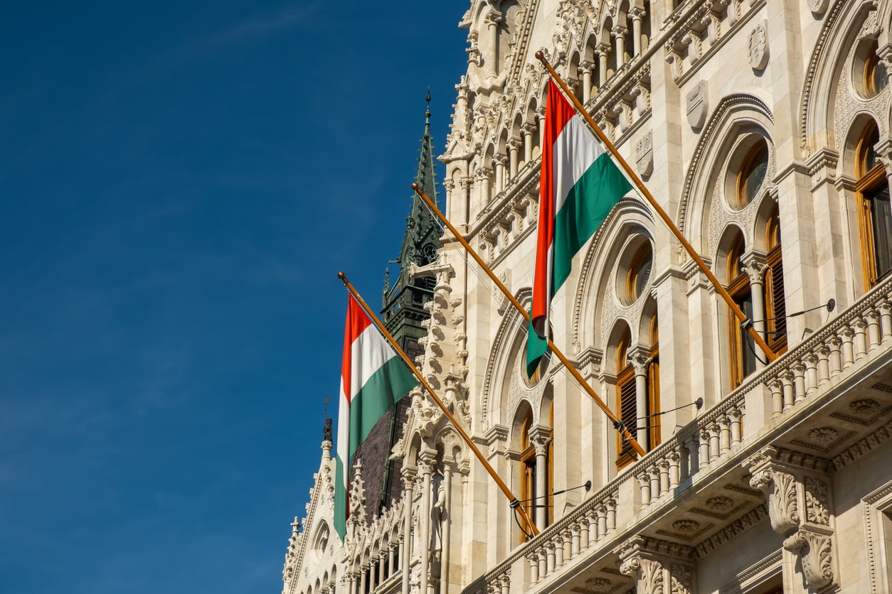 FIDESZ odchodzi, TISZA rządzi – czy Węgry pójdą drogą Tuska? Rozmowa z prof. Szymanowskim (wideo)