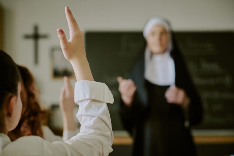 Spór o neutralność szkoły przed ETPC. Czy państwo może preferować edukację świecką nad katolicką?
