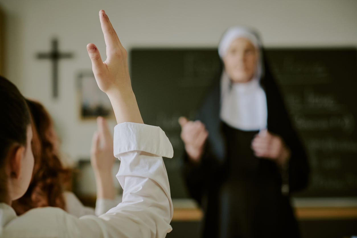 Spór o neutralność szkoły przed ETPC. Czy państwo może preferować edukację świecką nad katolicką?