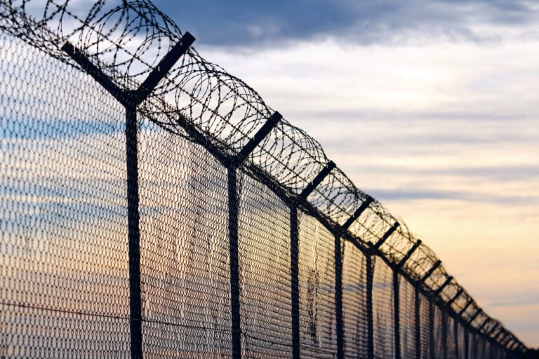 Ochrona praw migrantów priorytetem UE – raport Agencji Praw Podstawowych