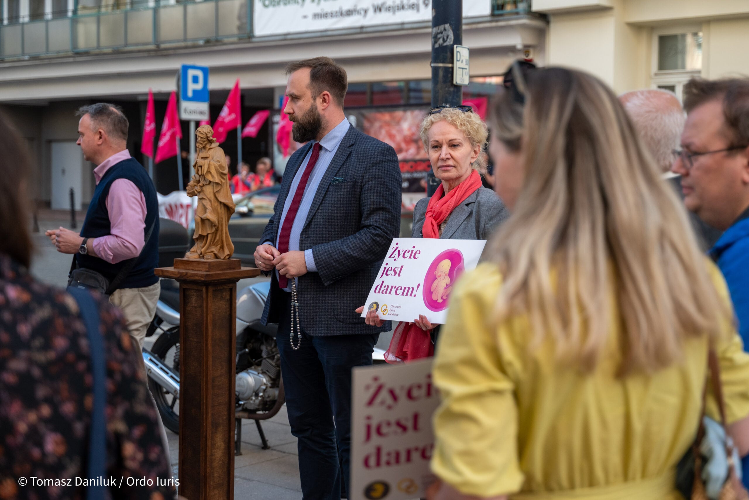 Wolność zgromadzeń tylko dla wybranych? Obrońcy życia karani, parady LGBT z patronatem samorządów