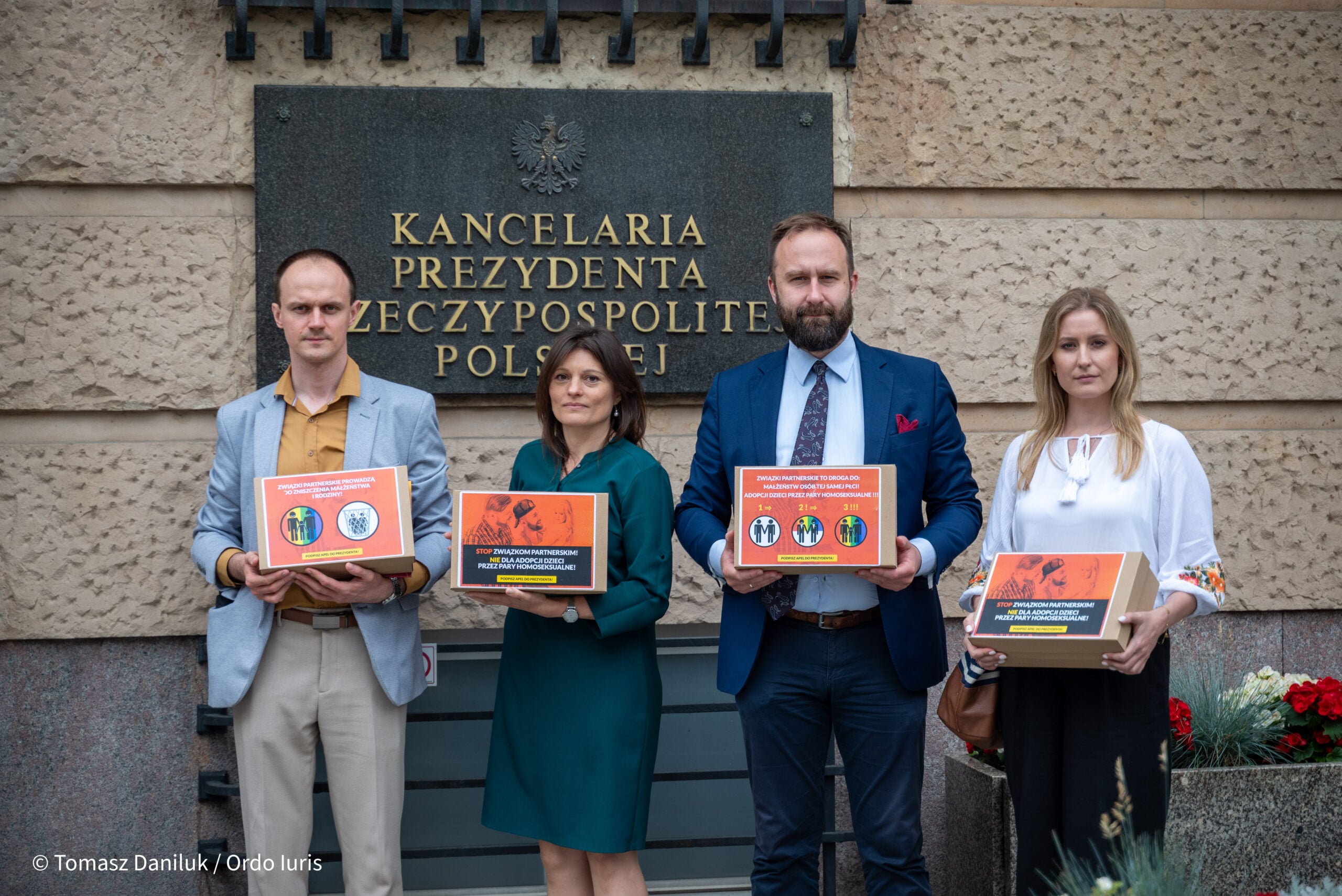 Stop homozwiązkom – 62 tys. podpisów złożone w Kancelarii Prezydenta