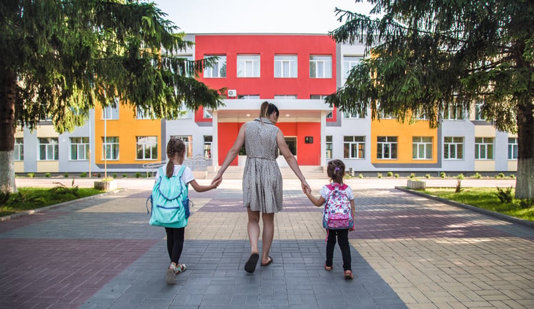 „Tęczowy Piątek” znów w szkołach. Jakie prawa mają rodzice?